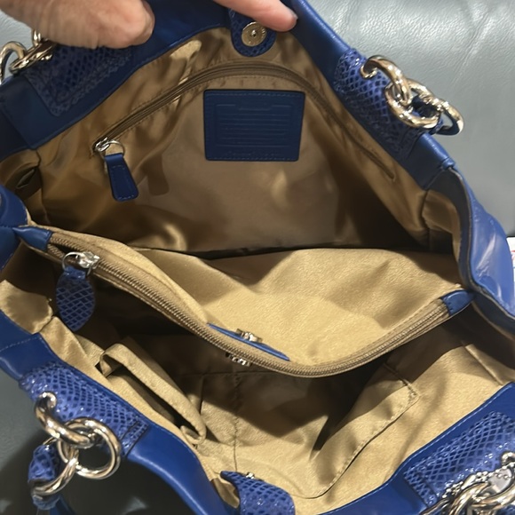 Elegant Blue Leather Handbag - Picture 5 of 6